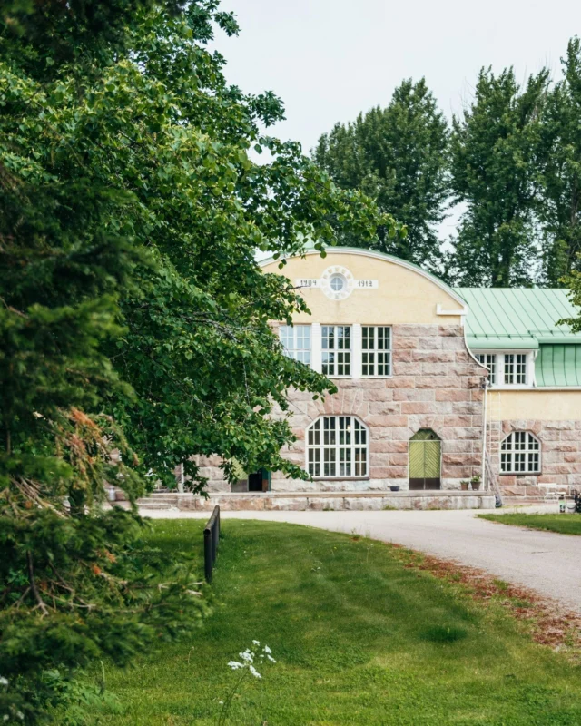 #DairyThursday Home of Nutrolin 💚 This lovely and quite massive building is a former dairy dating back to 1904, drawn by Henrik Reinhold Helin. After years of serving as a dairy, it was converted to a dairy museum until it became Nutrolin's headquarters in a 2017.⁠
⁠
There's still some memorabilia from the old days, e.g. the old hitching post by the driveway where horses were tied as they waited for their owners.⁠
⁠
#Nutrolinlife #Nutrolin #Nutrolindairy #Nutrolinmeijeri #officelife #toimistoelämää